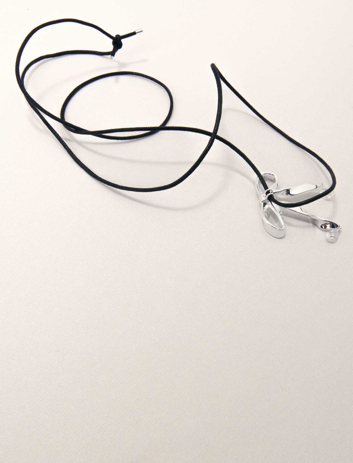 Silver bow necklace : Jewelry color Silver