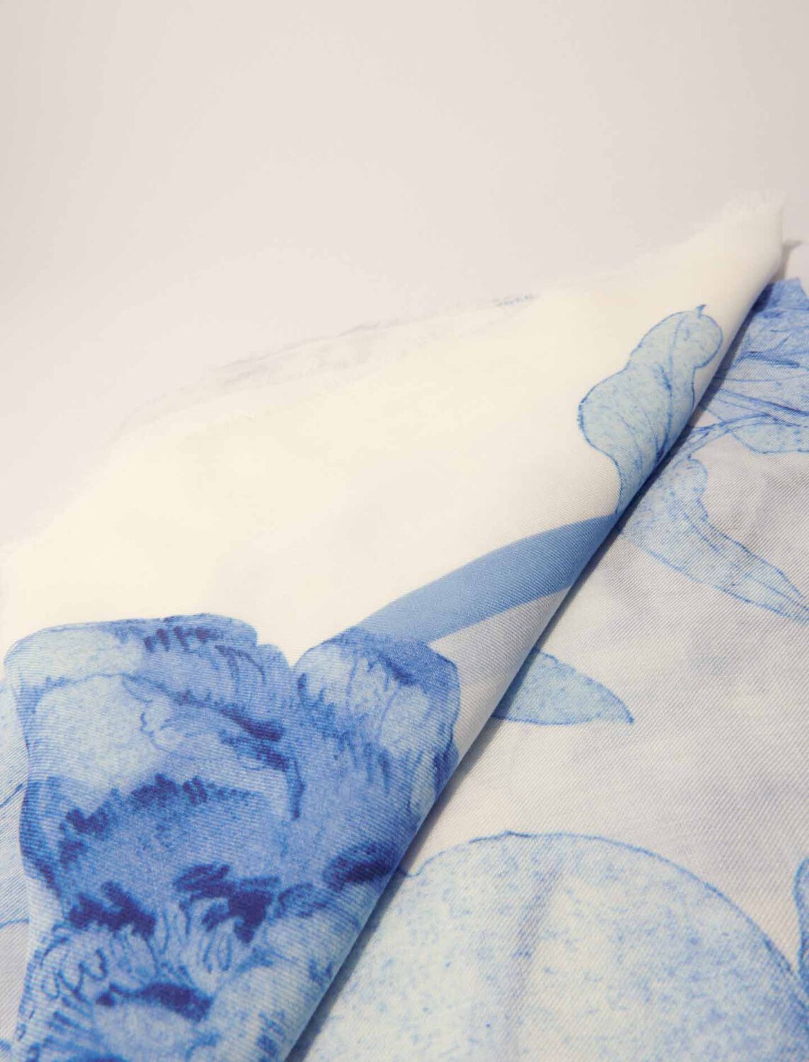 140x140 Watercolour theme shawl -  - MAJE
