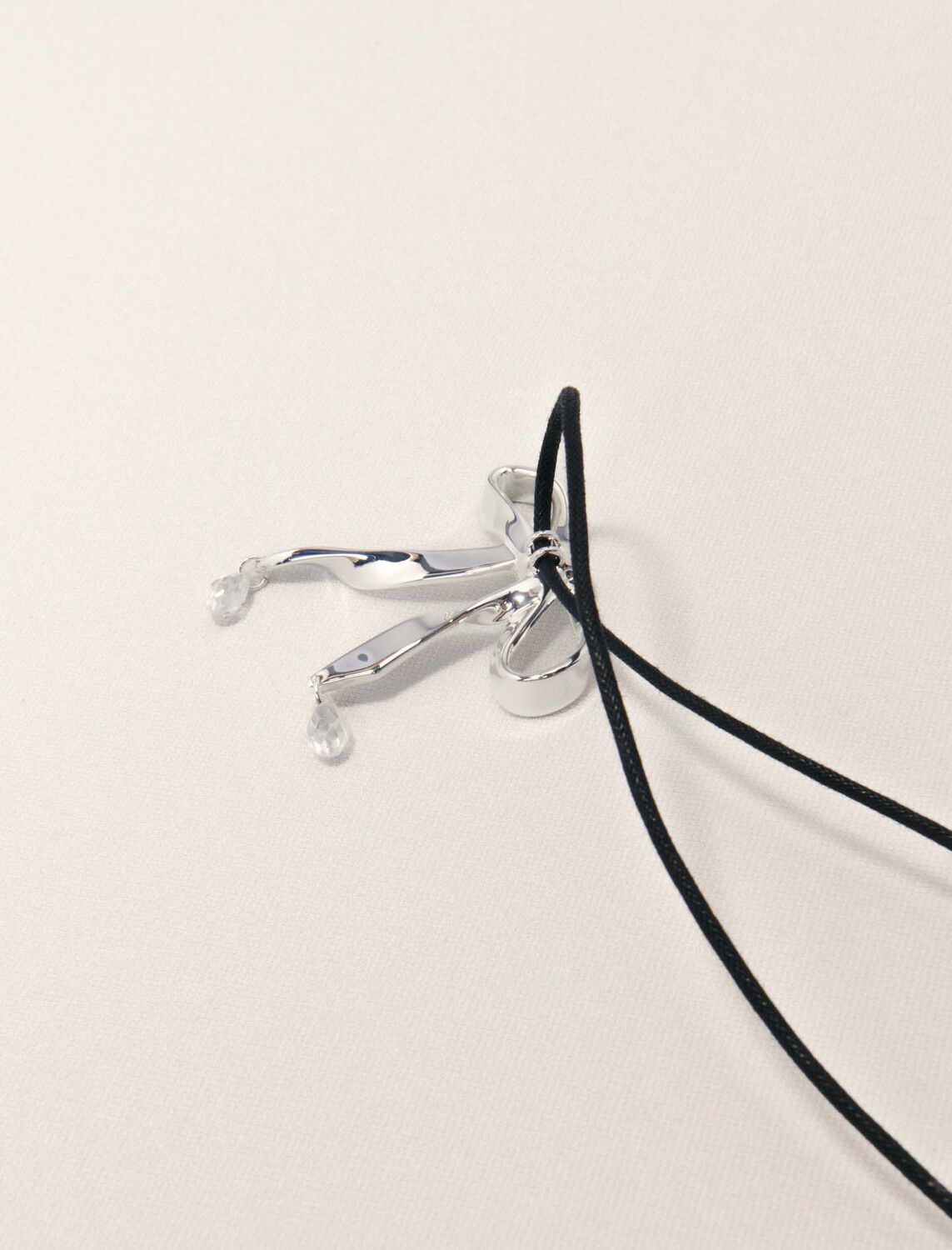 Silver bow necklace : Jewelry color Silver